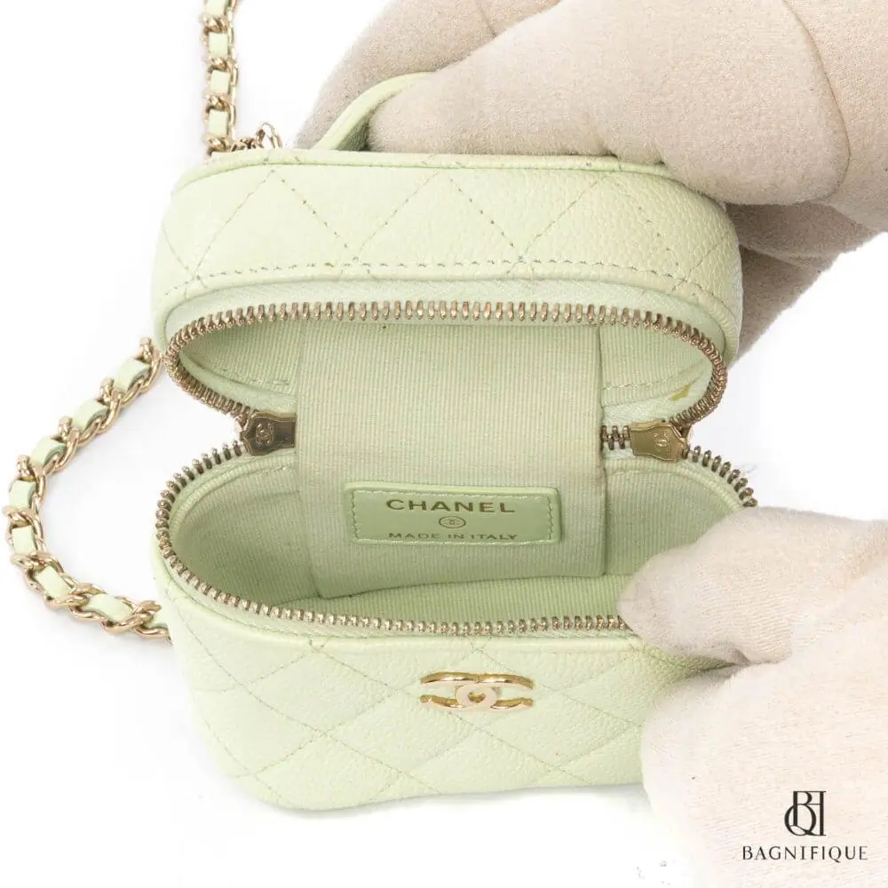 สำเนาของ CHANEL VANITY MINI GREEN CAVIAR GHW 31769441 8662